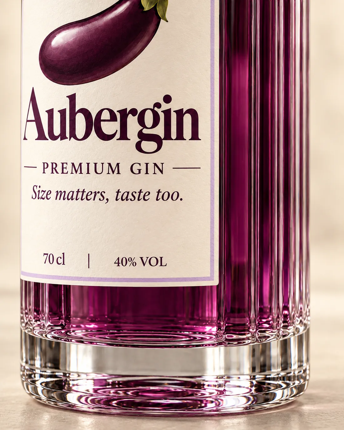 Close-up of the Aubergin label: Premium gin, Size matters, taste too, 70 cl